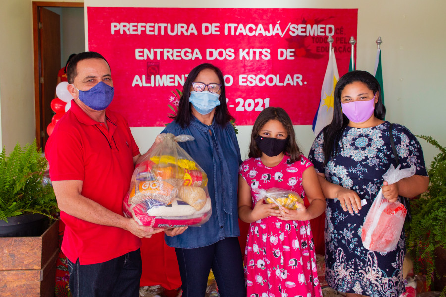Prefeita de Itacajá, Maria Aparecida e o Secretário Municipal de Educação, João Campos (Leão) realizando entrega de kit
