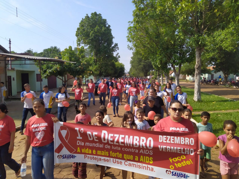 Os participantes saíram da Praia da Orla ás 7:30h, percorrendo diversas avenidas da cidade, carregando cartazes alusivos ao Dia Mundial de Combate à AIDS, pedindo por respeito aos portadores de HIV.